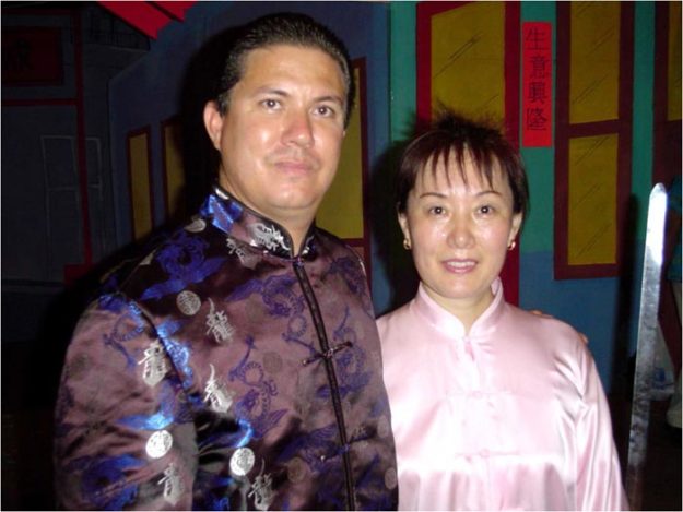 El maestro Roberto Vargas Lee junto con su maestra Zhu Yu Ming, 2004